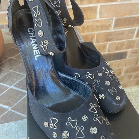 Chanel Black Heels sz 40 - Picture 4 of 8